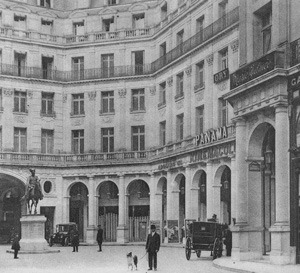 Le théâtre Edouard VII ouvre ses portes en décembre 1913.